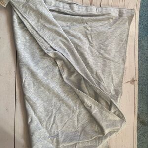 💌Ivivva by Lululemon Village Chill Scarf in soft grey.